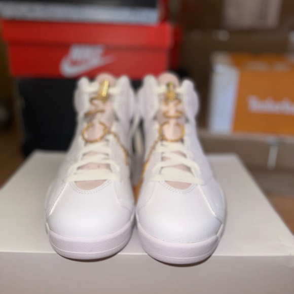 WNS AIR JORDN 6 RETRO GOLD HOOPS
WHITE/METALLIC GOLD - Picture 3 of 3